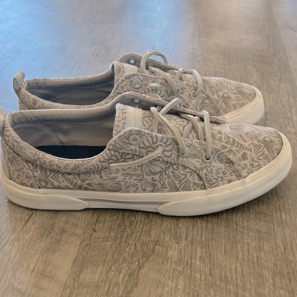 Leaf/Seashell Print🍃 🍂 Sperry Canvas Sneakers - Picture 3 of 6